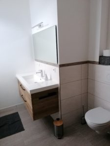 Brauner Waschtisch mit großen beleuchteten Spiegel