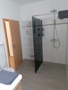 Badezimmer in der Ferienwohnung mit geräumiger und ebenerdiger Dusche